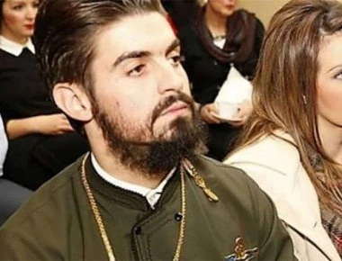 Ο ιερέας που φοράει ράσο μαζί με την πουλάδα των Ειδικών Δυνάμεων!